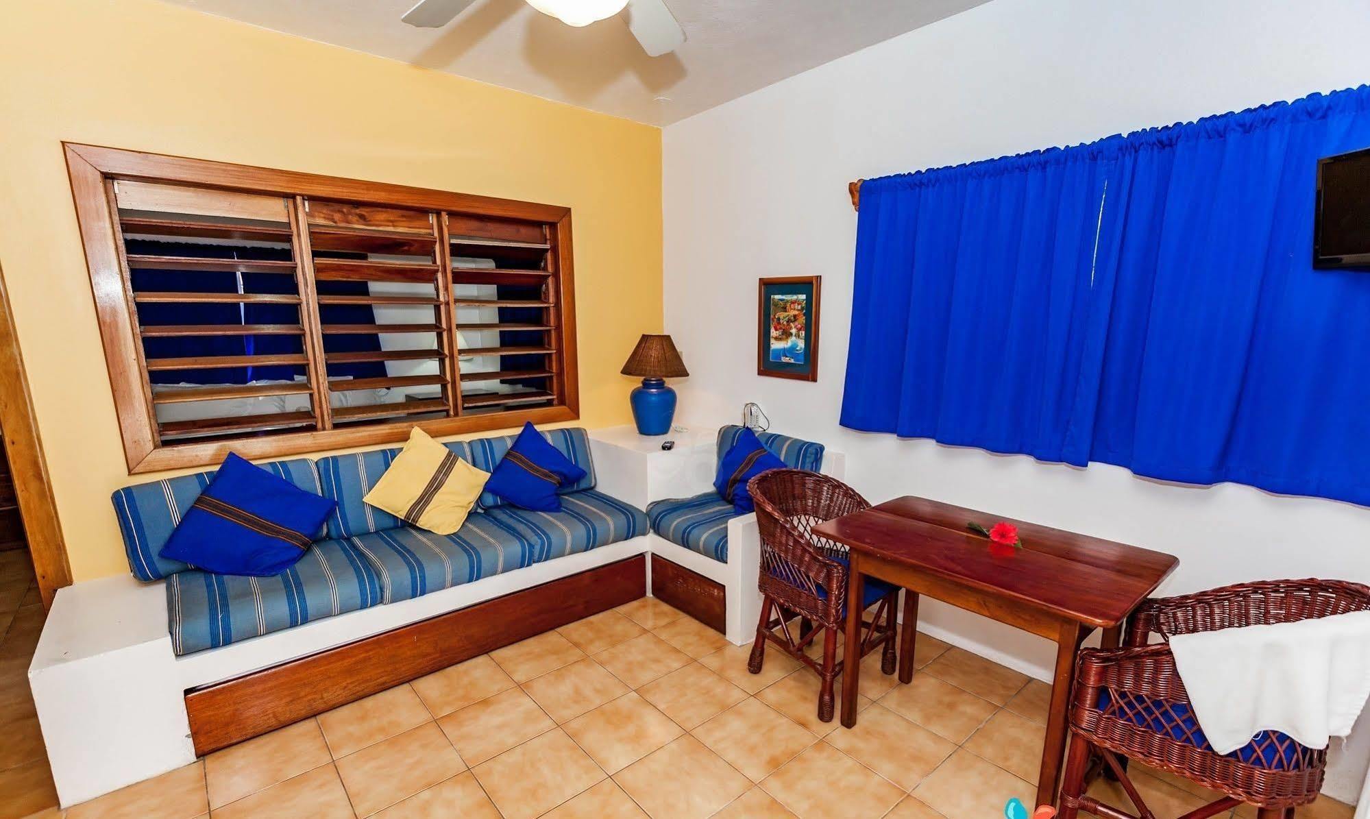 Caribbean Villas Hotel San Pedro  Exterior photo